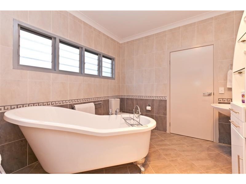 11 Erobin Street, Coochiemudlo Island QLD 4184