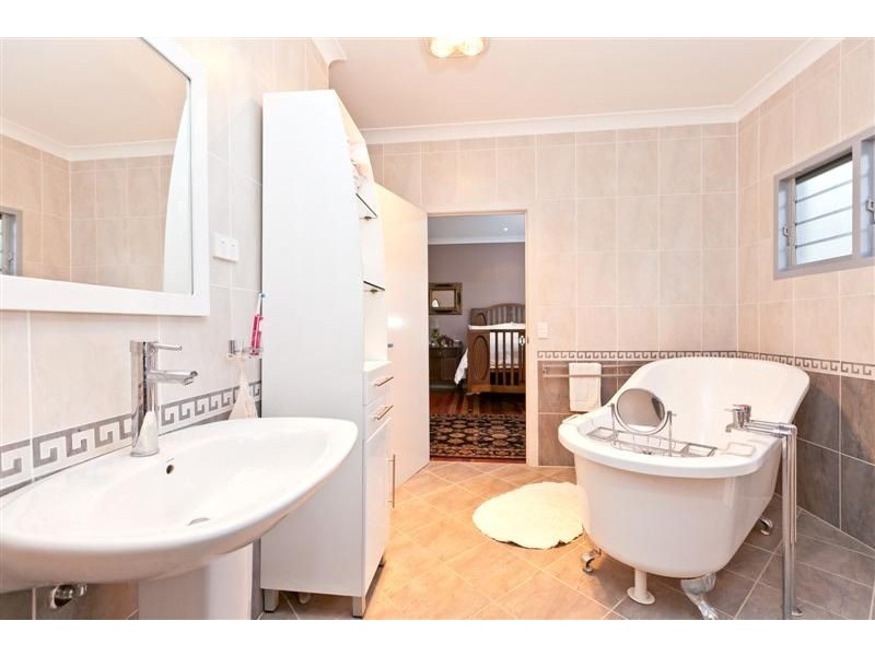 11 Erobin Street, Coochiemudlo Island QLD 4184