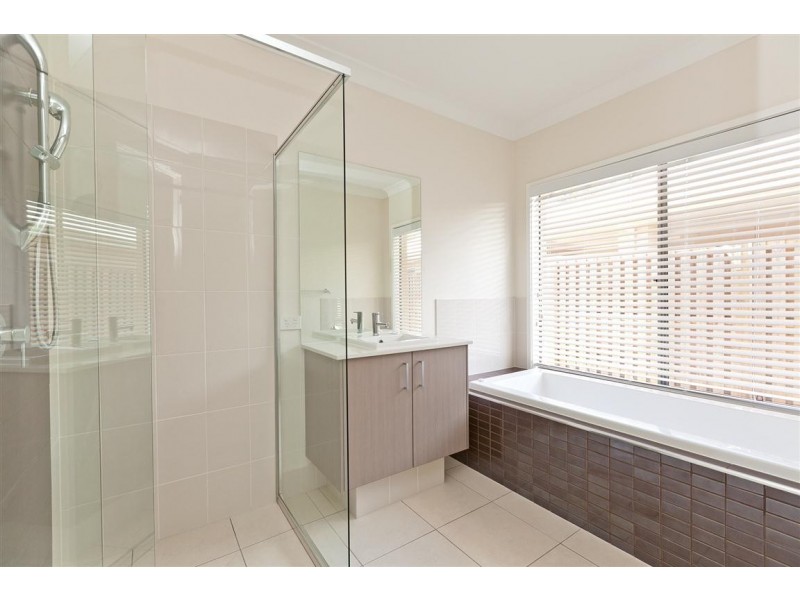 7 Grasslands, Reedy Creek QLD 4227