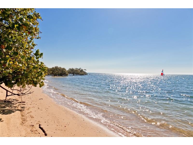 2 Orange Grove Street, Coochiemudlo Island QLD 4184