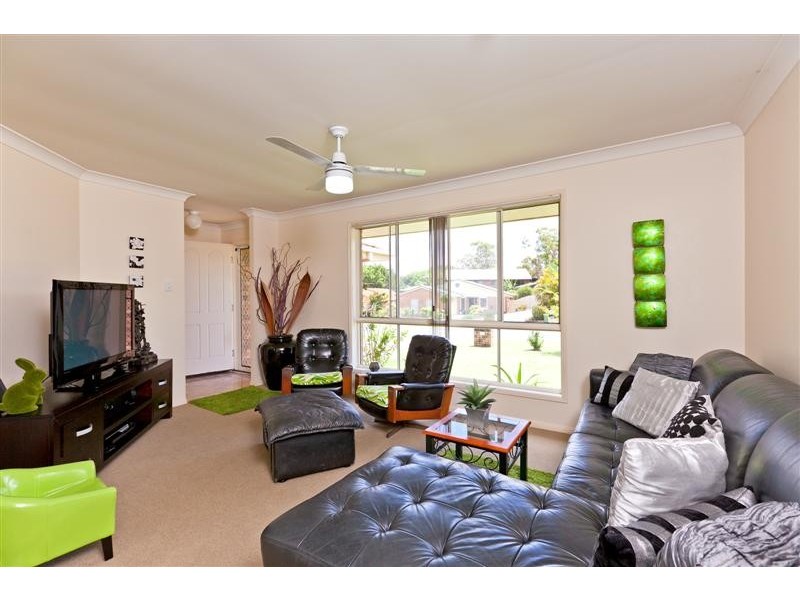 2 Club Crescent, Redland Bay QLD 4165