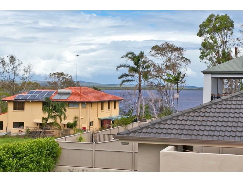 2 Sandy Cove Place, Redland Bay QLD 4165