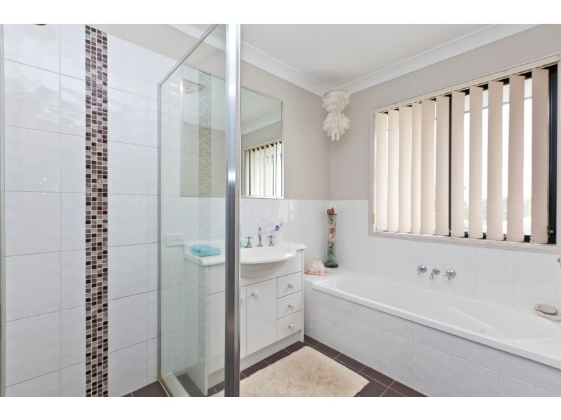 2 Sandy Cove Place, Redland Bay QLD 4165