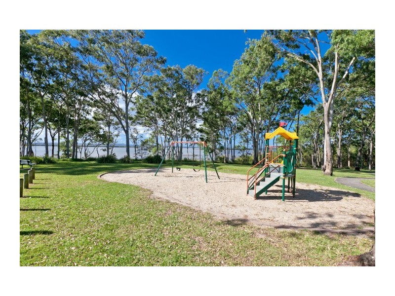 11 Sandy Cove Place, Redland Bay QLD 4165
