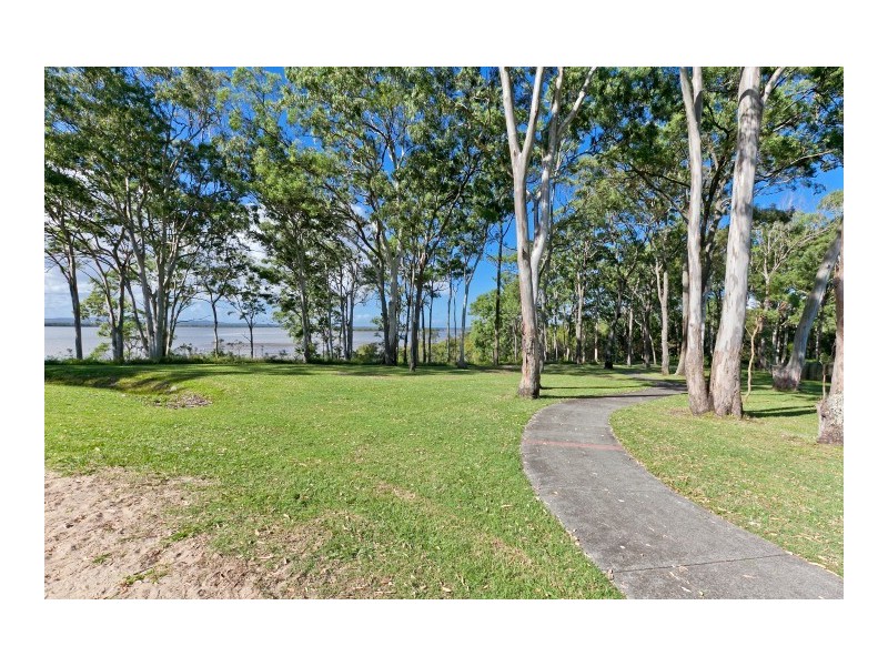 11 Sandy Cove Place, Redland Bay QLD 4165