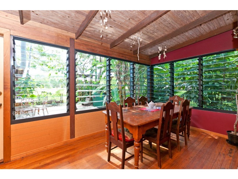 11 Aminya Street, Coochiemudlo Island QLD 4184