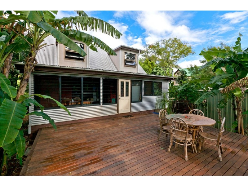 11 Aminya Street, Coochiemudlo Island QLD 4184