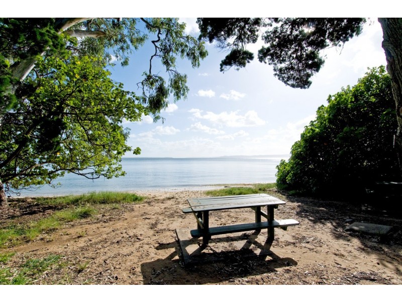 11 Aminya Street, Coochiemudlo Island QLD 4184