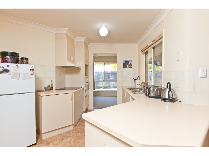 2 Club Crescent, Redland Bay QLD 4165