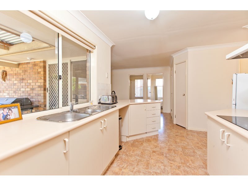 2 Club Crescent, Redland Bay QLD 4165