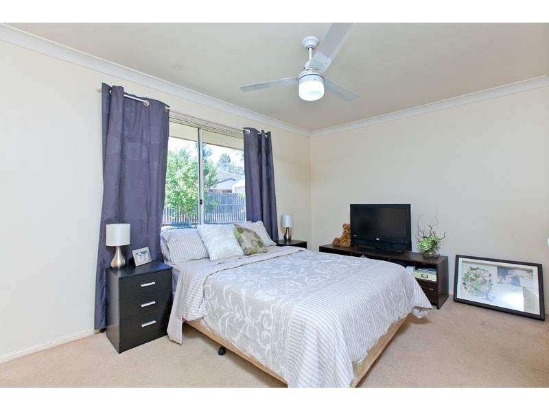 2 Club Crescent, Redland Bay QLD 4165