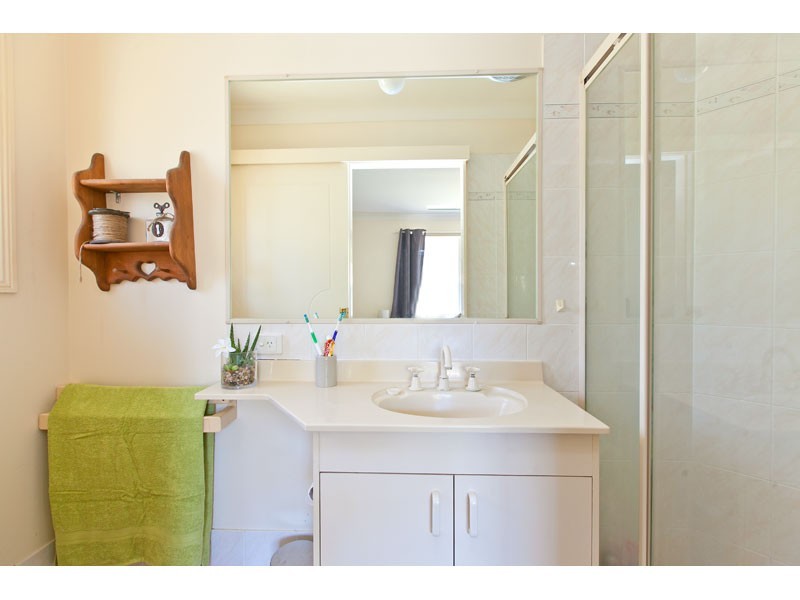 2 Club Crescent, Redland Bay QLD 4165