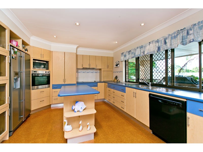 9 Beach Court, Victoria Point QLD 4165