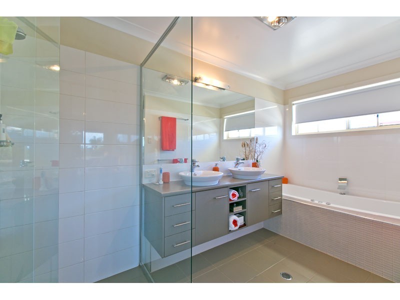 103 School of Arts Road, Redland Bay QLD 4165