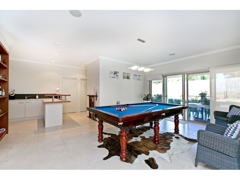 103 School of Arts Road, Redland Bay QLD 4165