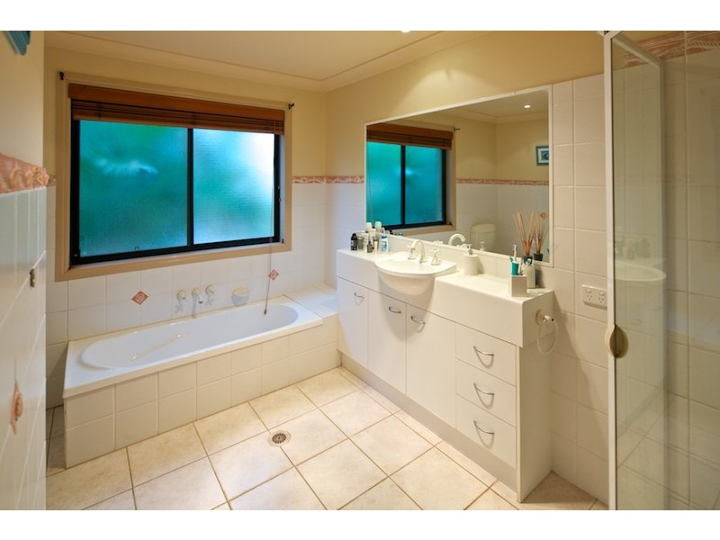 17 Roger Court, Redland Bay QLD 4165