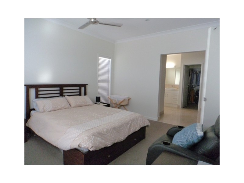 7 Turtle Place, Redland Bay QLD 4165