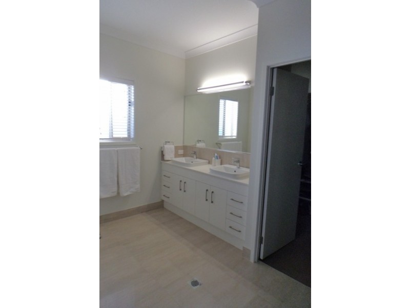 7 Turtle Place, Redland Bay QLD 4165