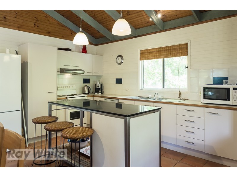 10 Flinders Street, Coochiemudlo Island QLD 4184