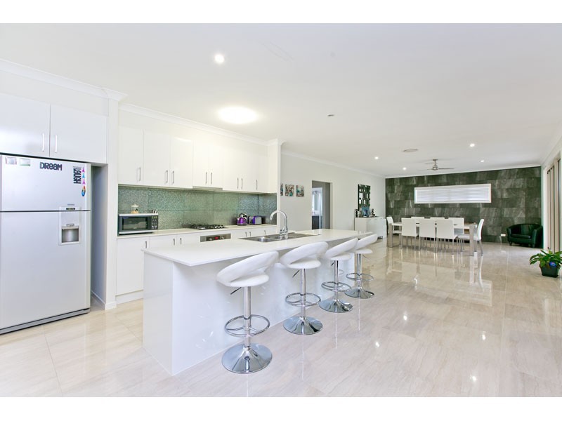7 Turtle Place, Redland Bay QLD 4165