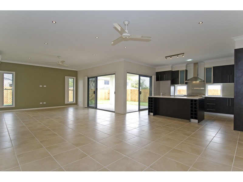5 Turtle Place, Redland Bay QLD 4165