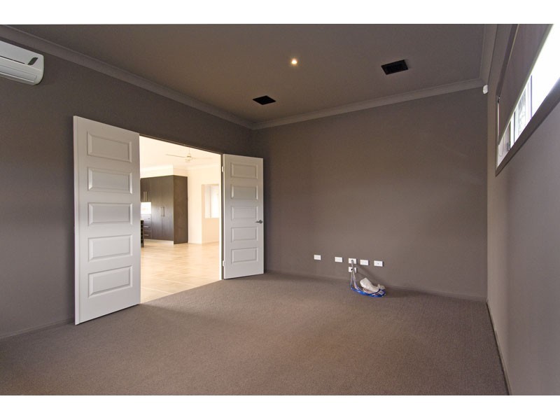 5 Turtle Place, Redland Bay QLD 4165