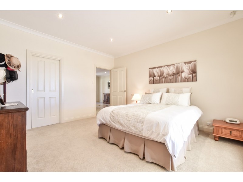 9 Bushland Drive, Aberfoyle Park SA 5159