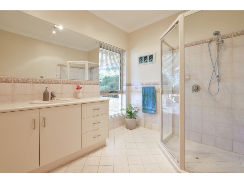 9 Bushland Drive, Aberfoyle Park SA 5159