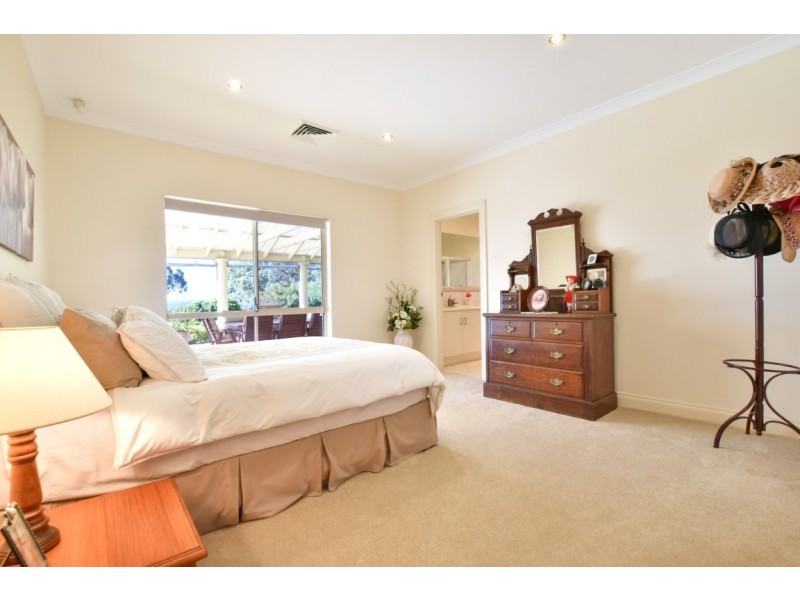 9 Bushland Drive, Aberfoyle Park SA 5159