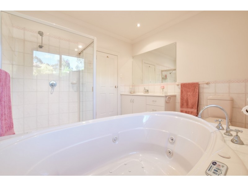 9 Bushland Drive, Aberfoyle Park SA 5159