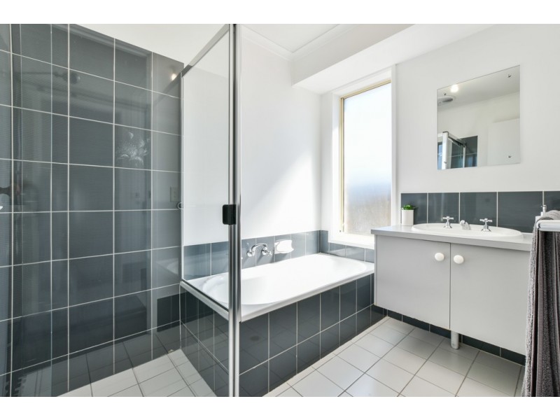 1 Curtin Court, Trott Park SA 5158