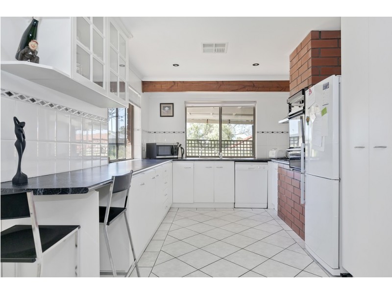 18 Coringle Crescent, Hallett Cove SA 5158