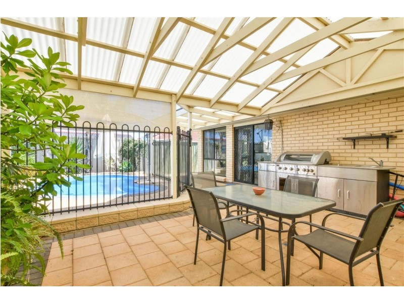 1 Suzanne Avenue, Morphett Vale SA 5162