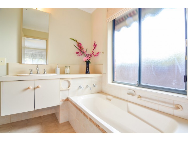 33 Cowrie Drive, Seaford Rise SA 5169