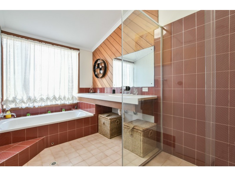 9 Ernest Crescent, Happy Valley SA 5159