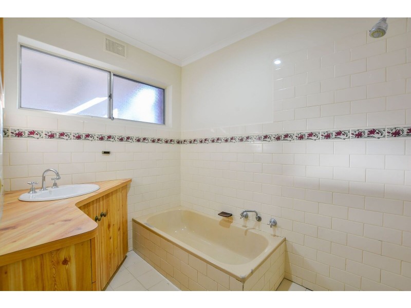 25 Midhurst Ave, Christie Downs SA 5164