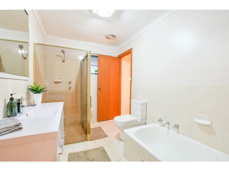 11 Horseshoe Drive, Aberfoyle Park SA 5159