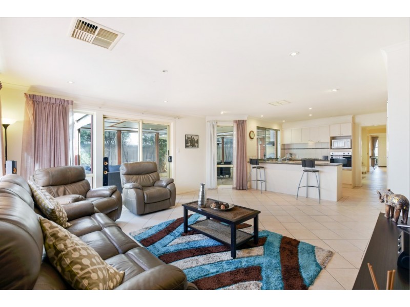 16 Mundulla Avenue, Woodcroft SA 5162