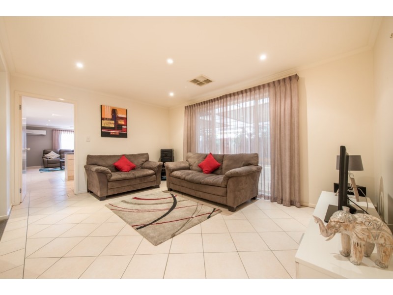 16 Mundulla Avenue, Woodcroft SA 5162