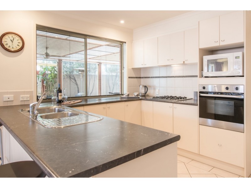 16 Mundulla Avenue, Woodcroft SA 5162