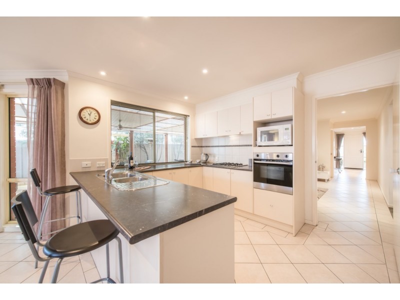 16 Mundulla Avenue, Woodcroft SA 5162