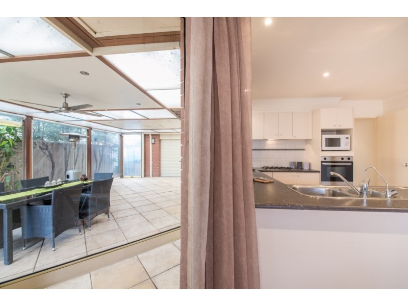 16 Mundulla Avenue, Woodcroft SA 5162