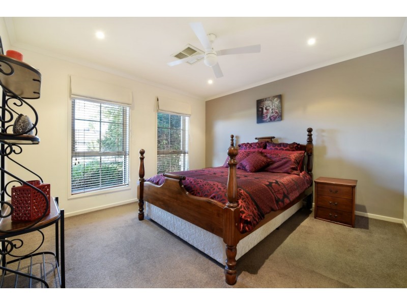 16 Mundulla Avenue, Woodcroft SA 5162