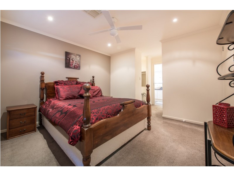 16 Mundulla Avenue, Woodcroft SA 5162