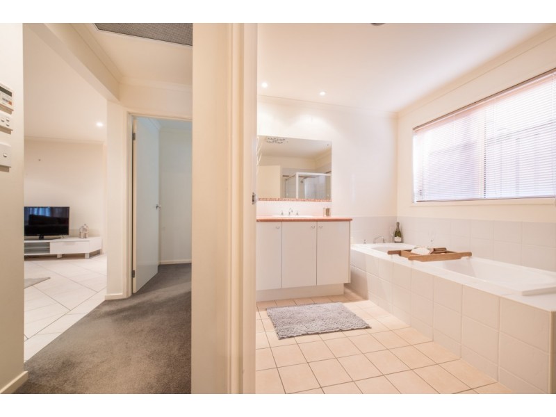 16 Mundulla Avenue, Woodcroft SA 5162