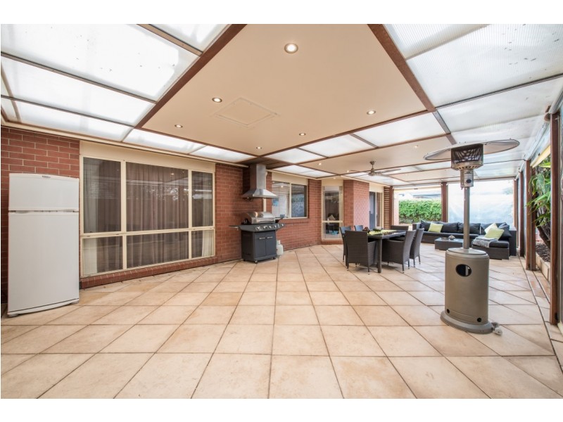 16 Mundulla Avenue, Woodcroft SA 5162