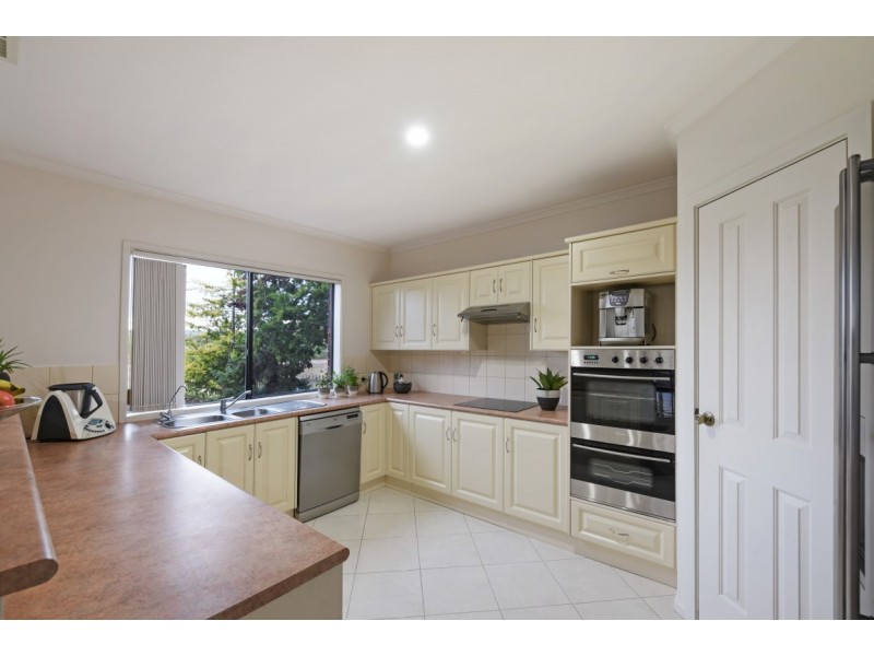 24 Freebairn Drive, Hallett Cove SA 5158