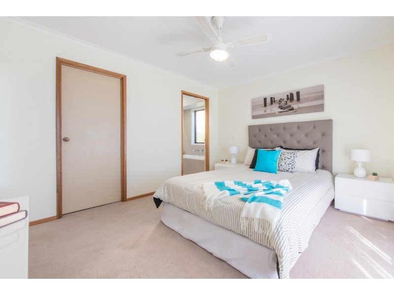15 Scarvell Avenue, Trott Park SA 5158