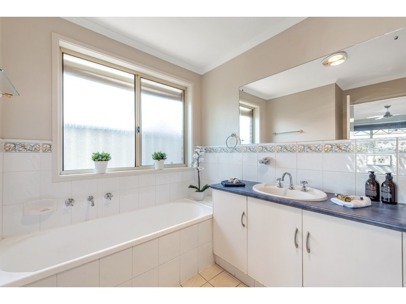 44 Tobin Crescent, Woodcroft SA 5162