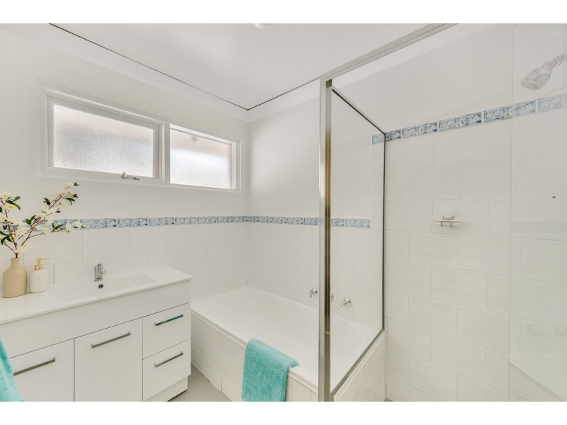 25 Amberly Drive, Happy Valley SA 5159